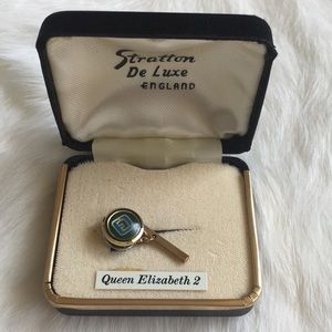 Stratton De Luxe England Queen Elizabeth 2 tie pin